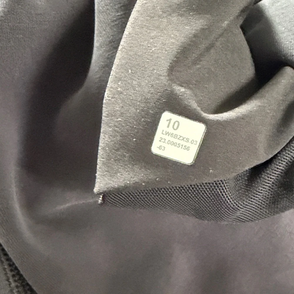 Lululemon size 10 Softstreme High-Rise Straight-Leg Cropped Pant Black